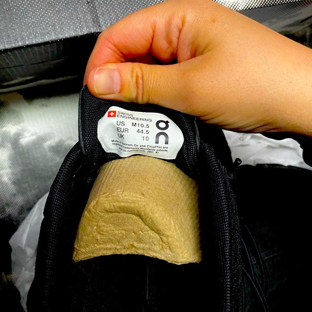 On cloud men shoe brand new